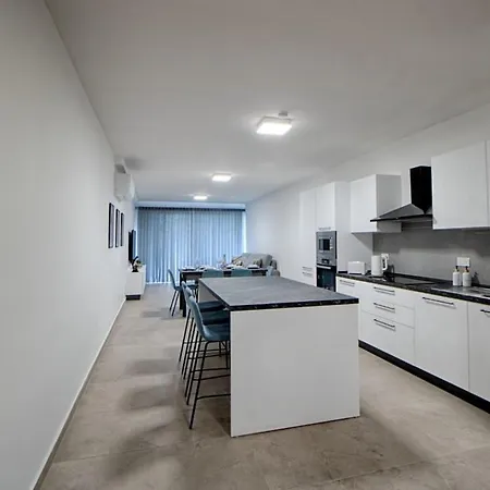 Apartman New 3 Bedroom Family With Terrace *